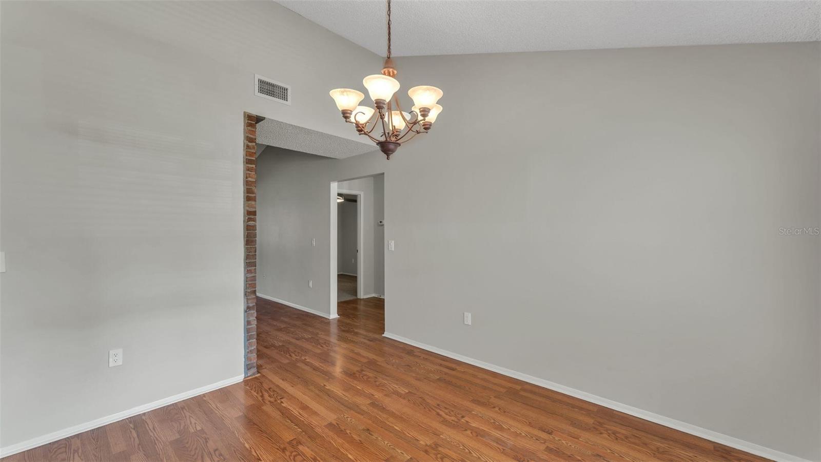890 N OAKWOOD LOOP