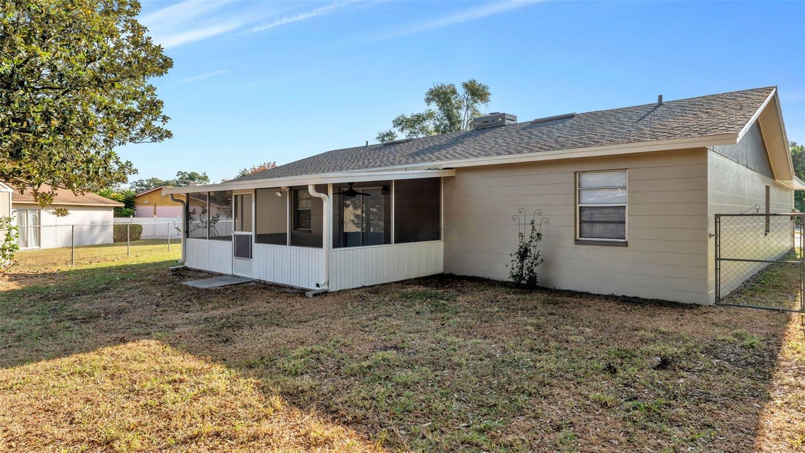 890 N OAKWOOD LOOP