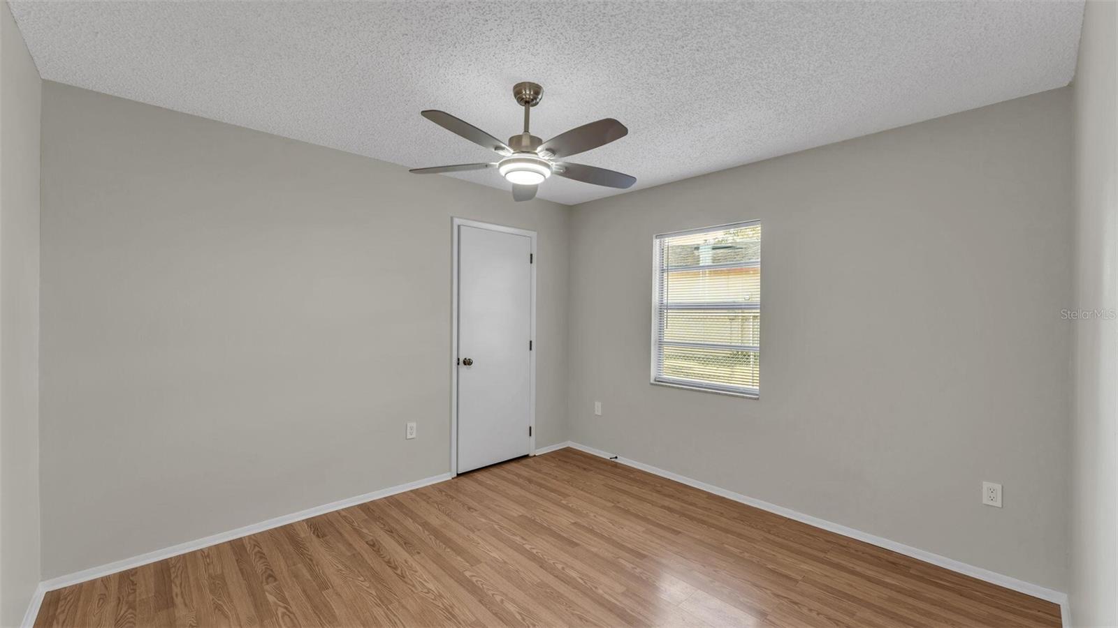 890 N OAKWOOD LOOP