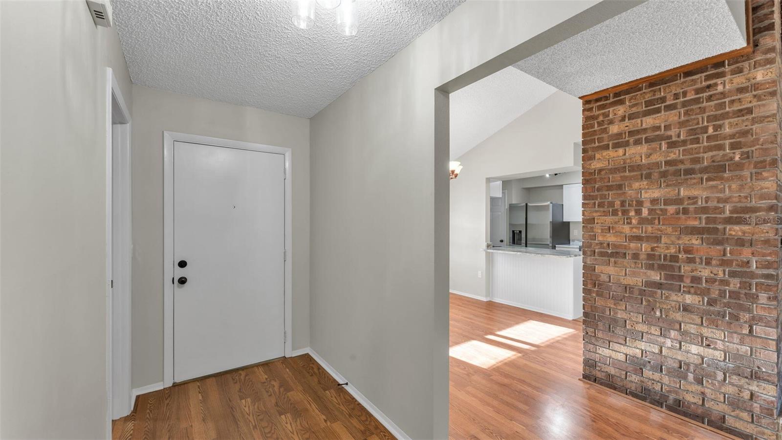 890 N OAKWOOD LOOP