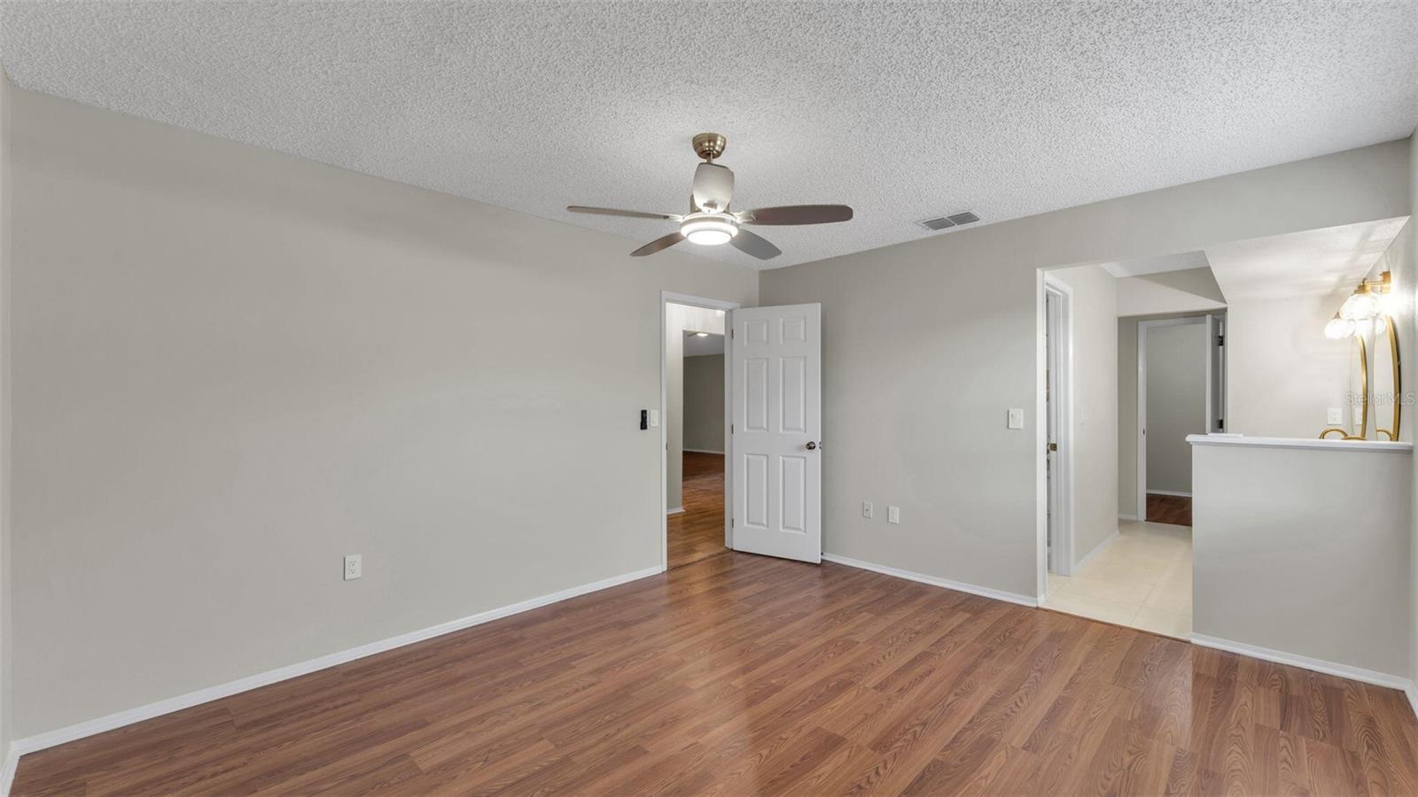 890 N OAKWOOD LOOP