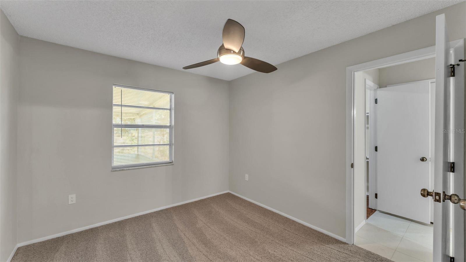890 N OAKWOOD LOOP