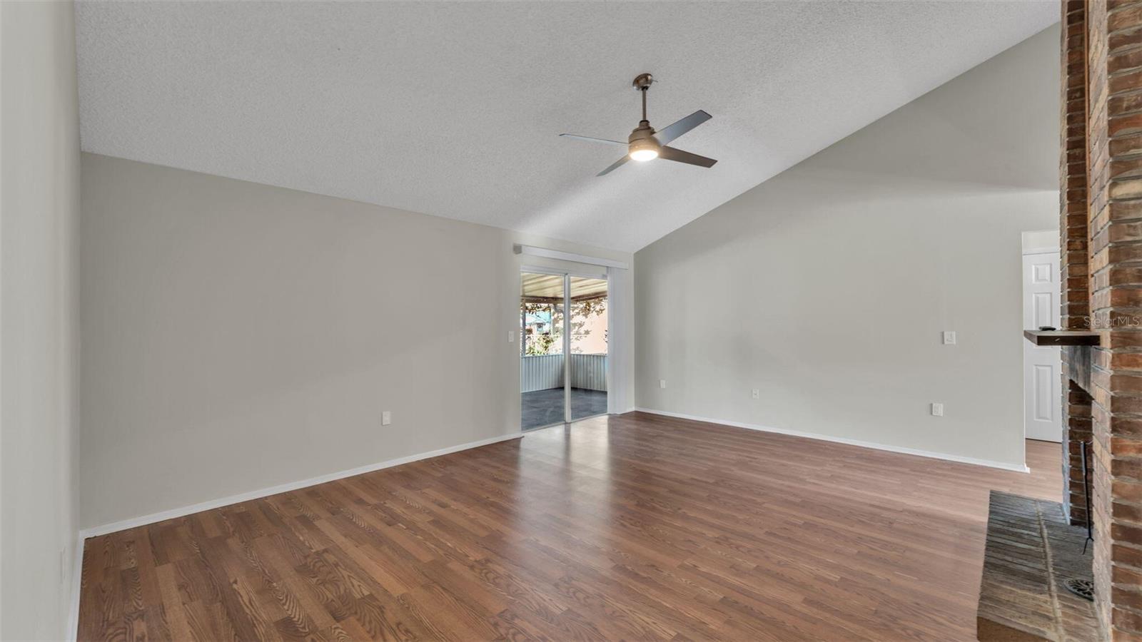 890 N OAKWOOD LOOP