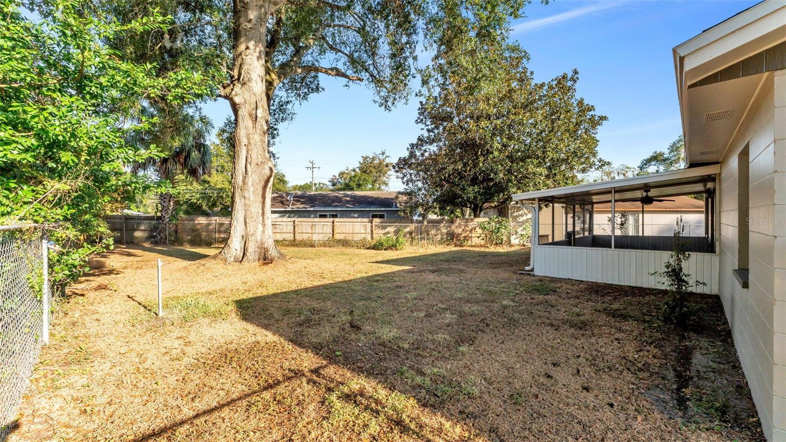 890 N OAKWOOD LOOP
