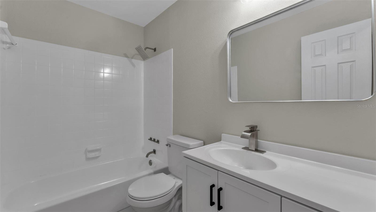 890 N OAKWOOD LOOP