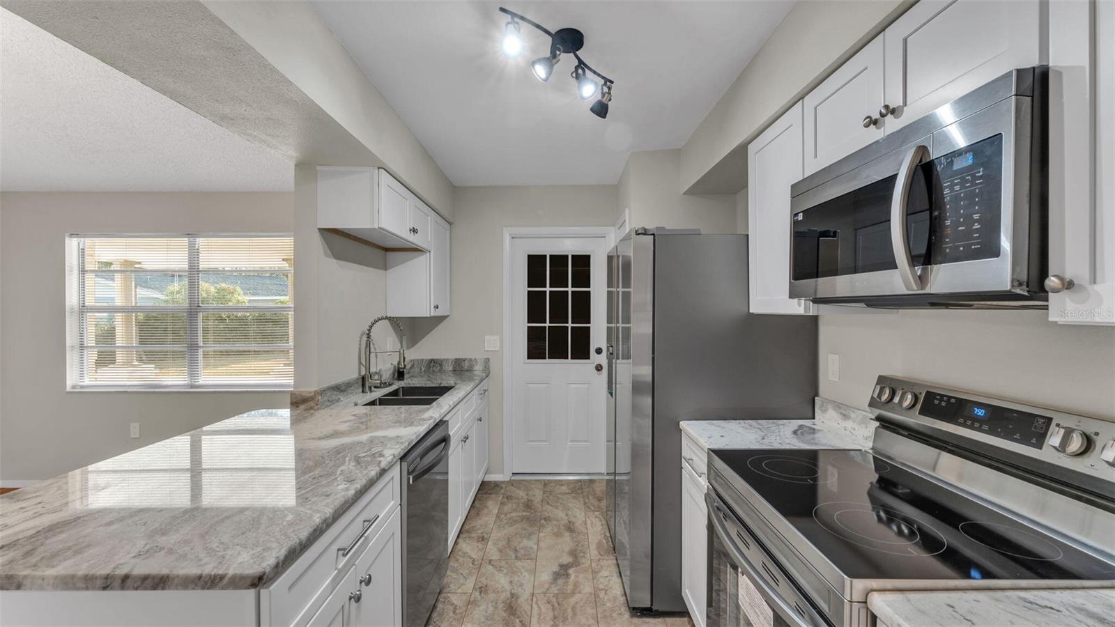 890 N OAKWOOD LOOP