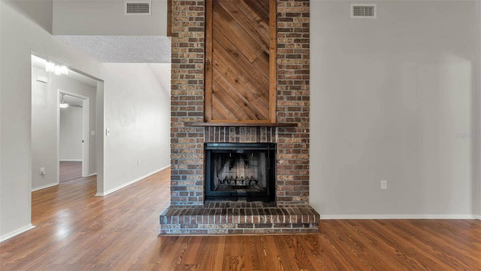 890 N OAKWOOD LOOP