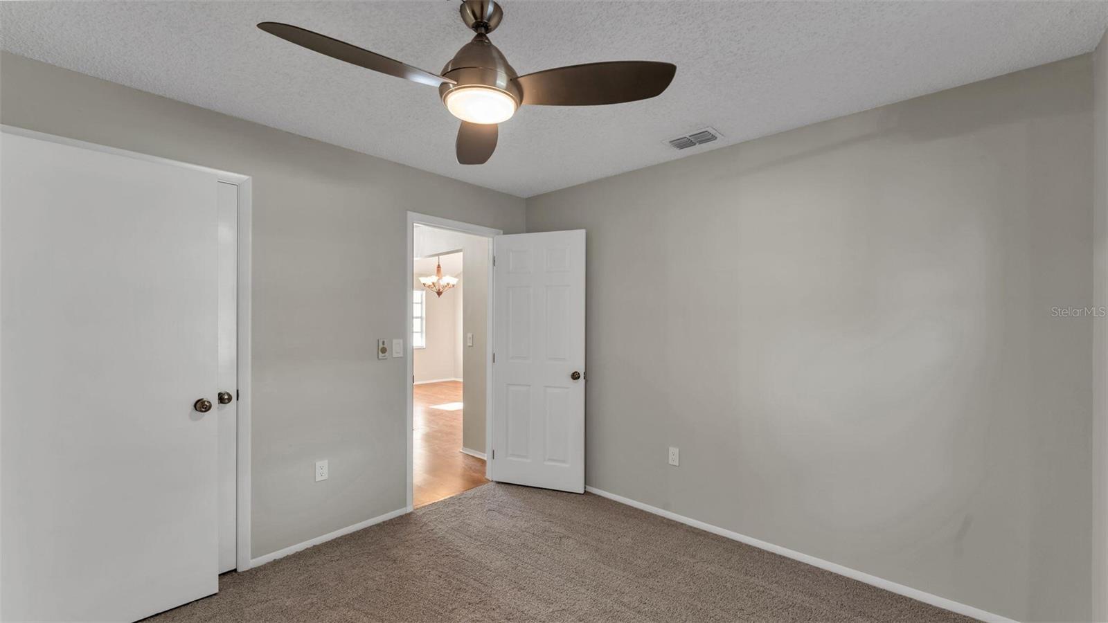 890 N OAKWOOD LOOP