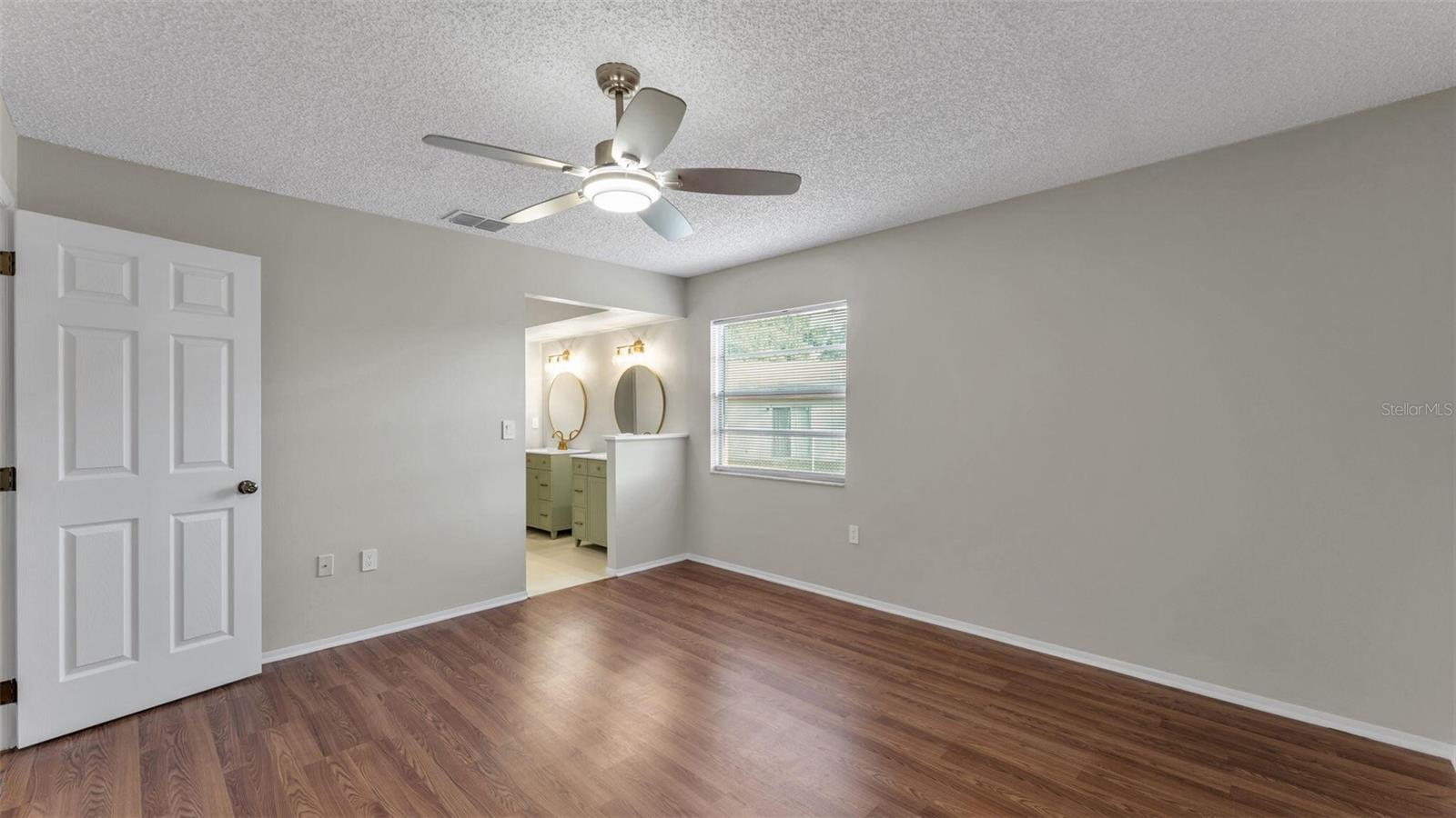 890 N OAKWOOD LOOP