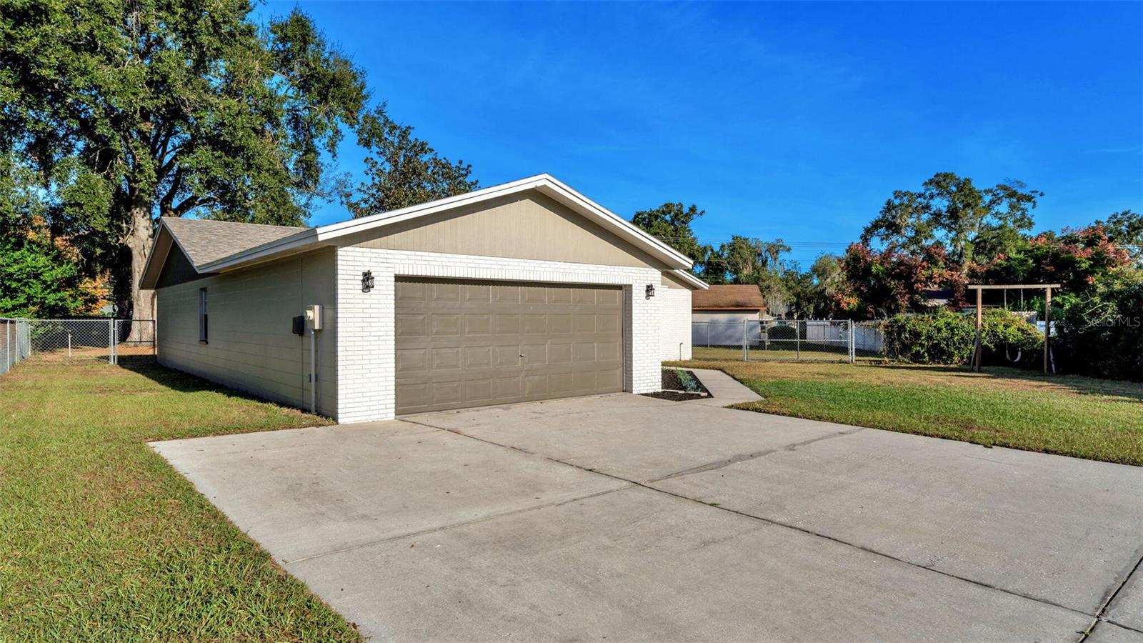 890 N OAKWOOD LOOP