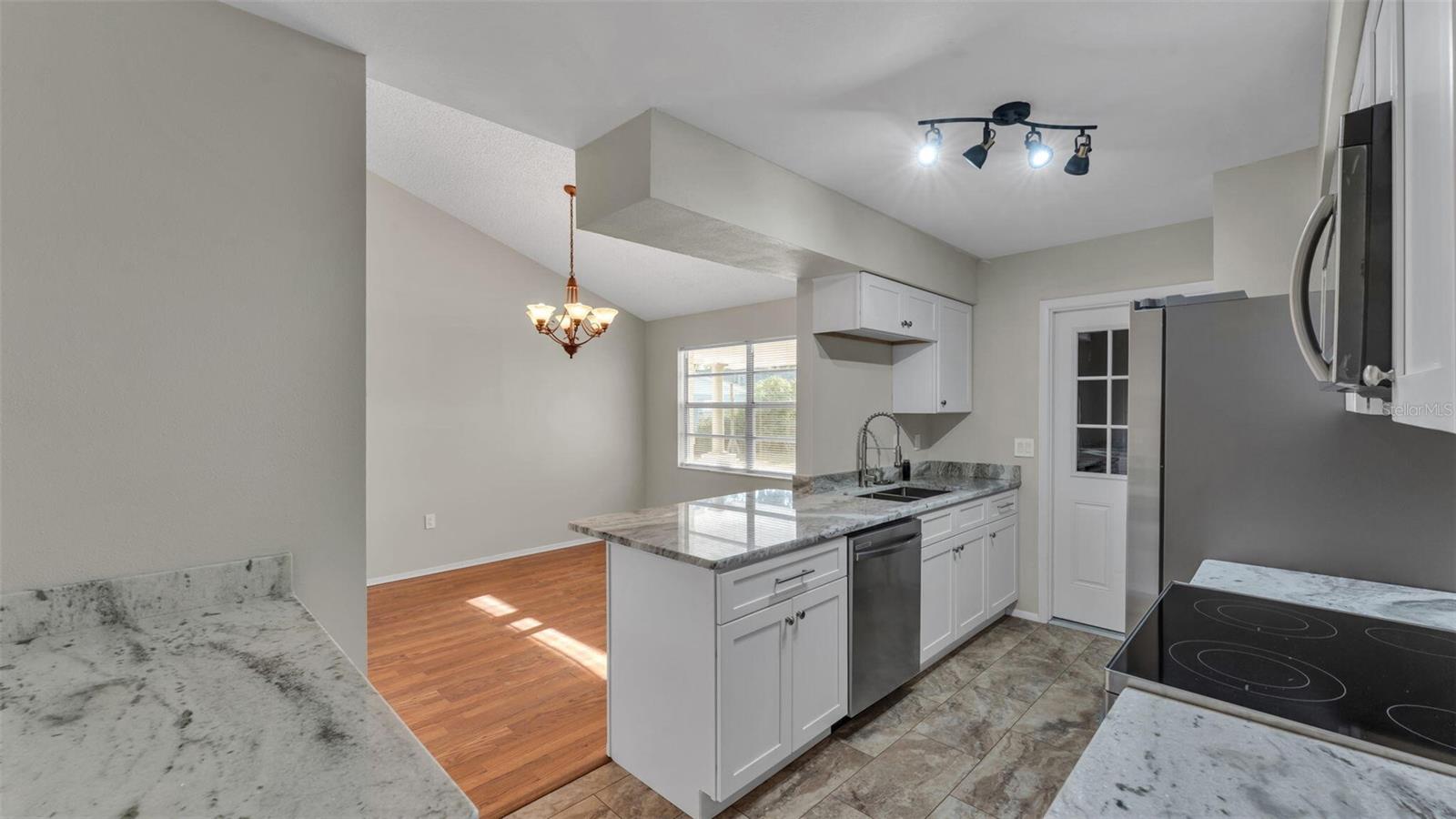 890 N OAKWOOD LOOP