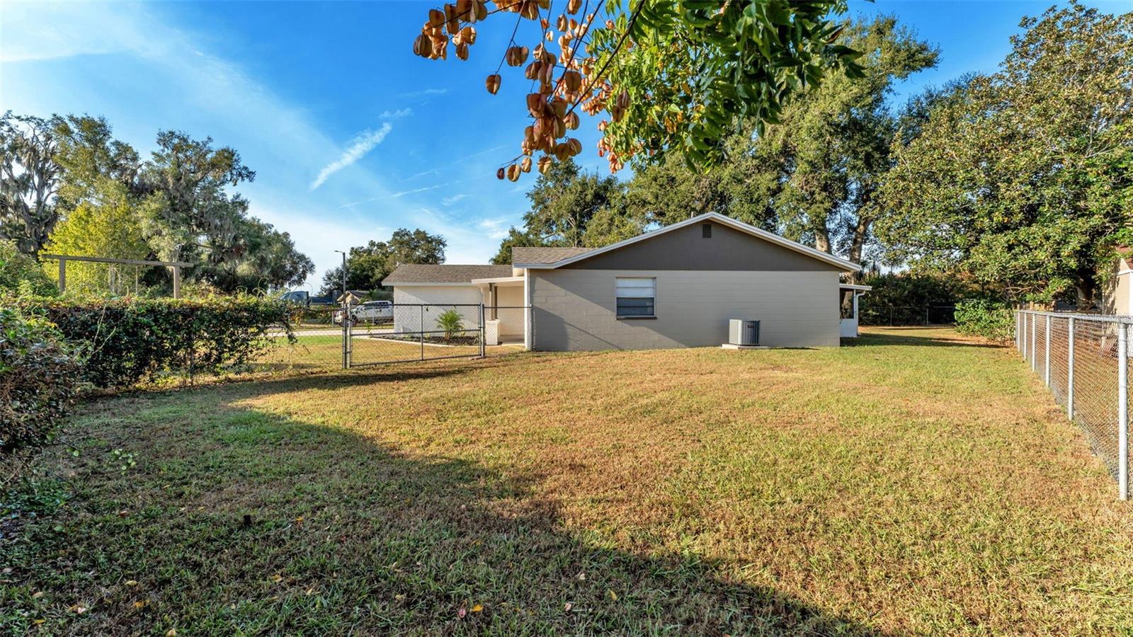 890 N OAKWOOD LOOP
