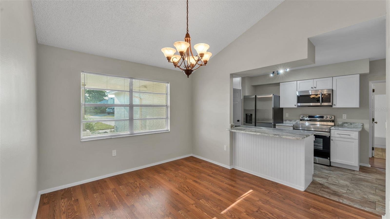 890 N OAKWOOD LOOP