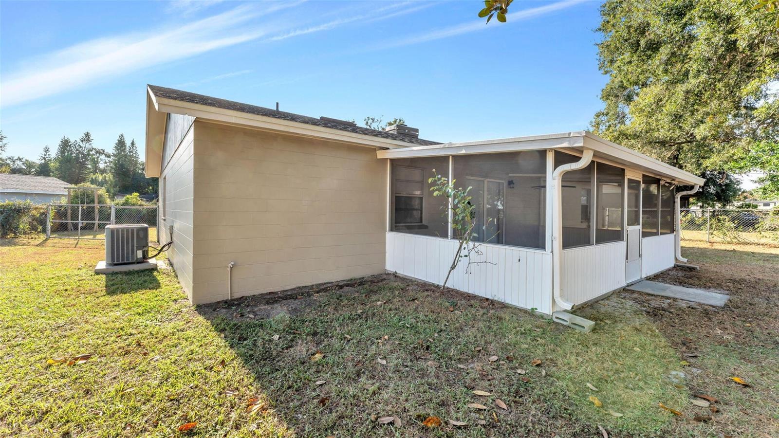 890 N OAKWOOD LOOP