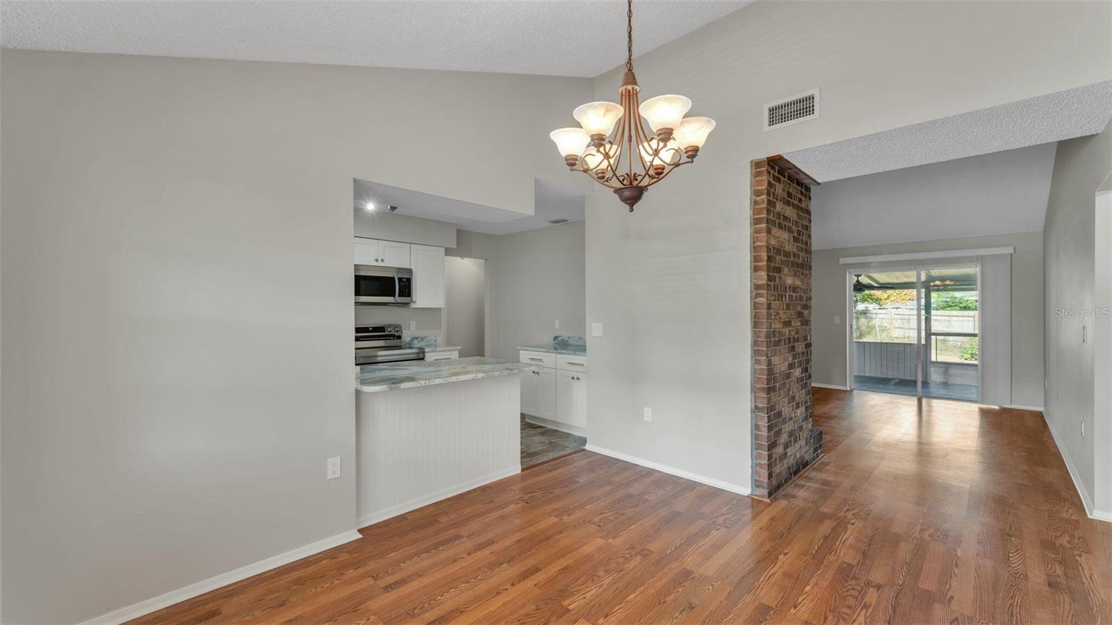 890 N OAKWOOD LOOP