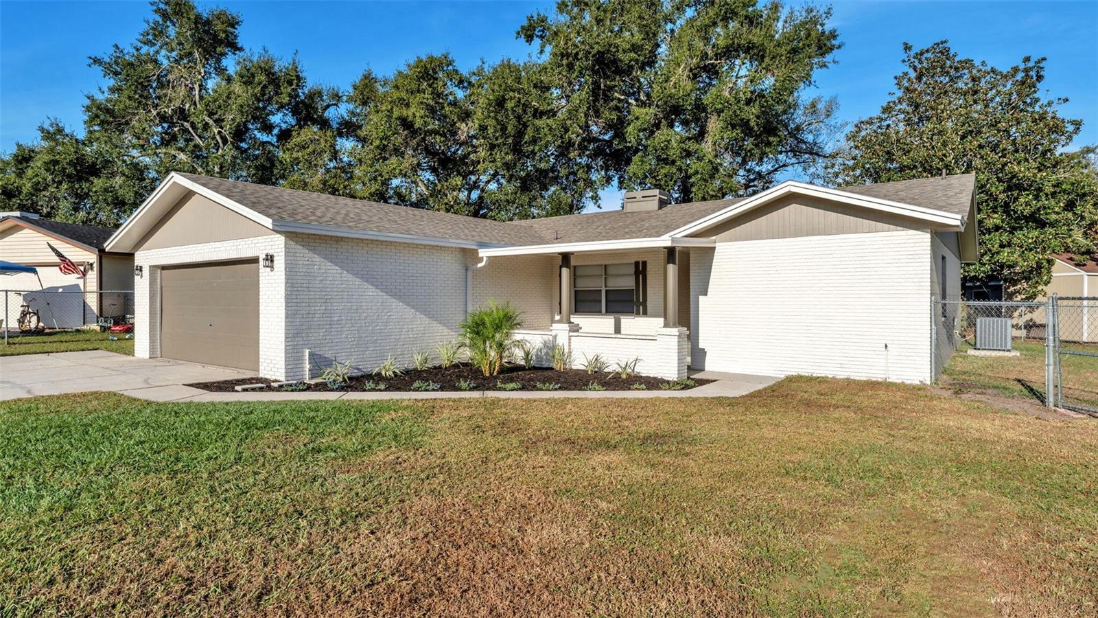 890 N OAKWOOD LOOP