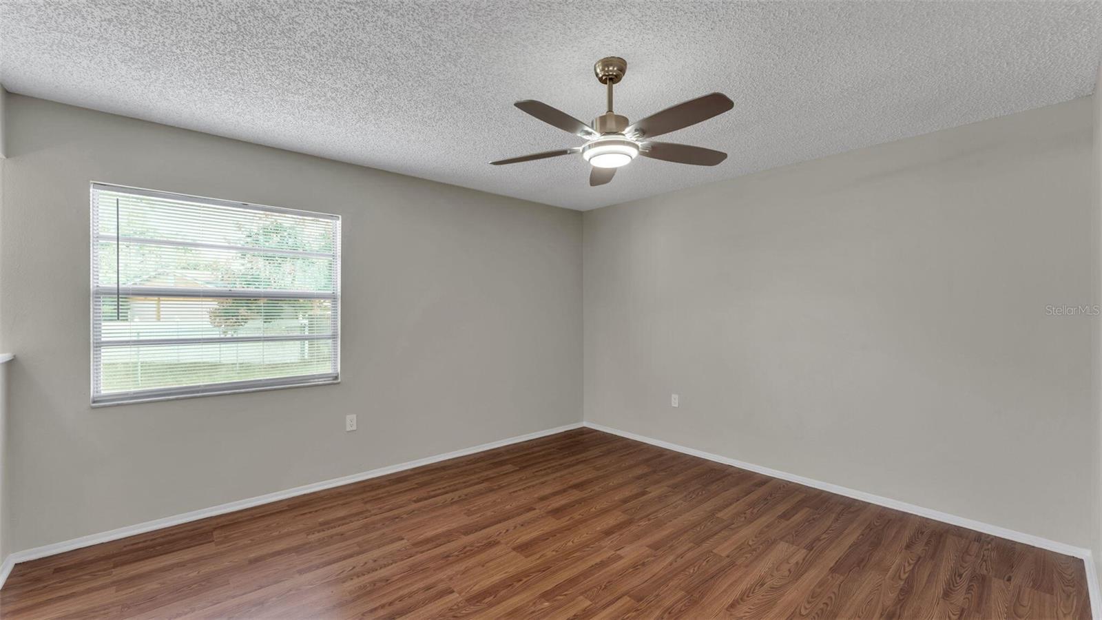 890 N OAKWOOD LOOP