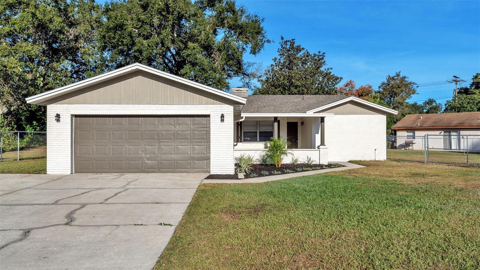 890 N OAKWOOD LOOP