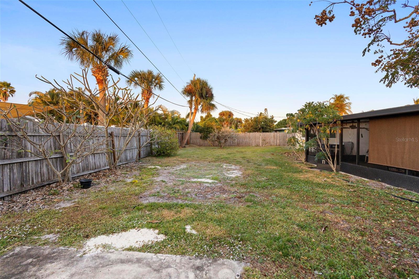 1132 PINETREE DR