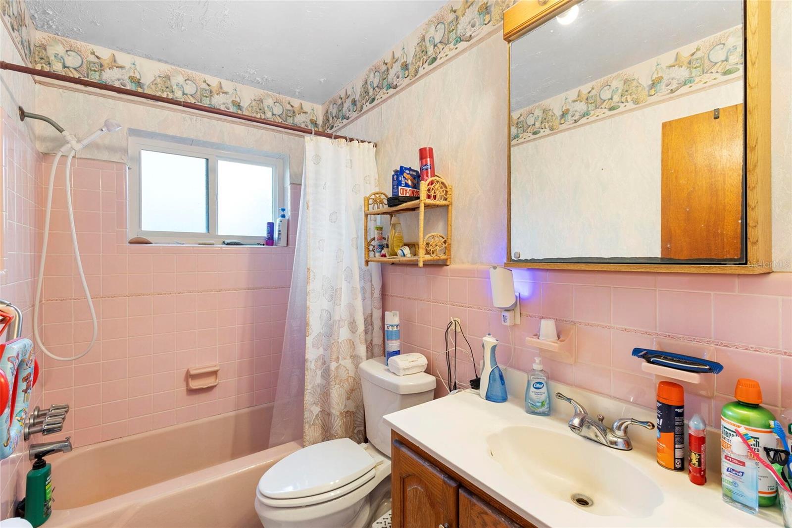 1132 PINETREE DR