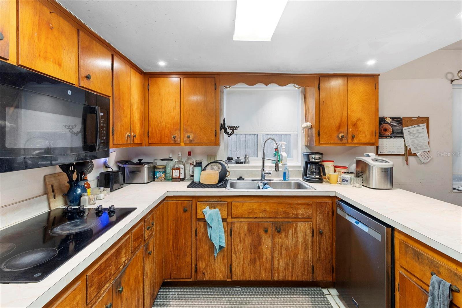 1132 PINETREE DR