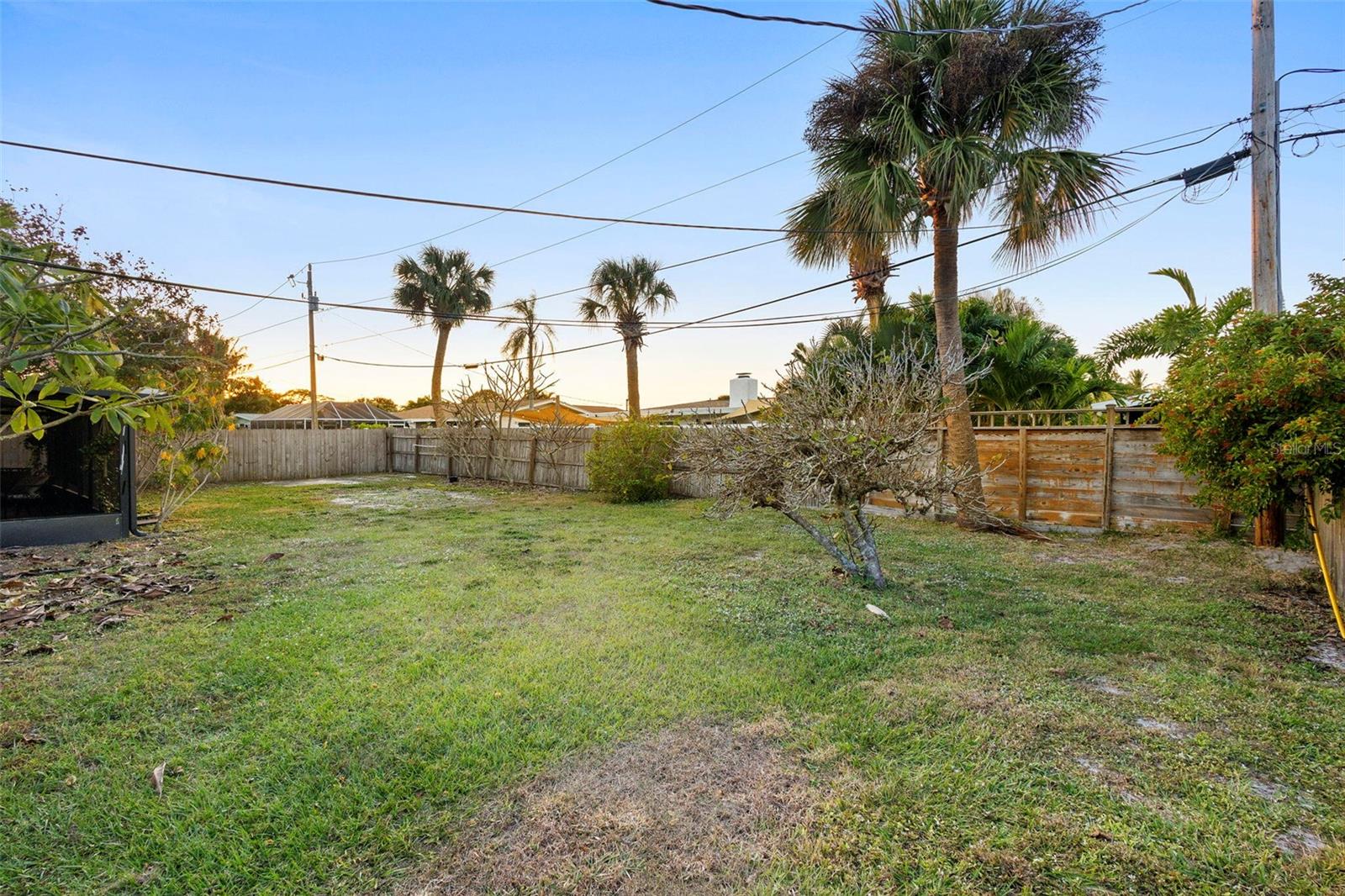 1132 PINETREE DR