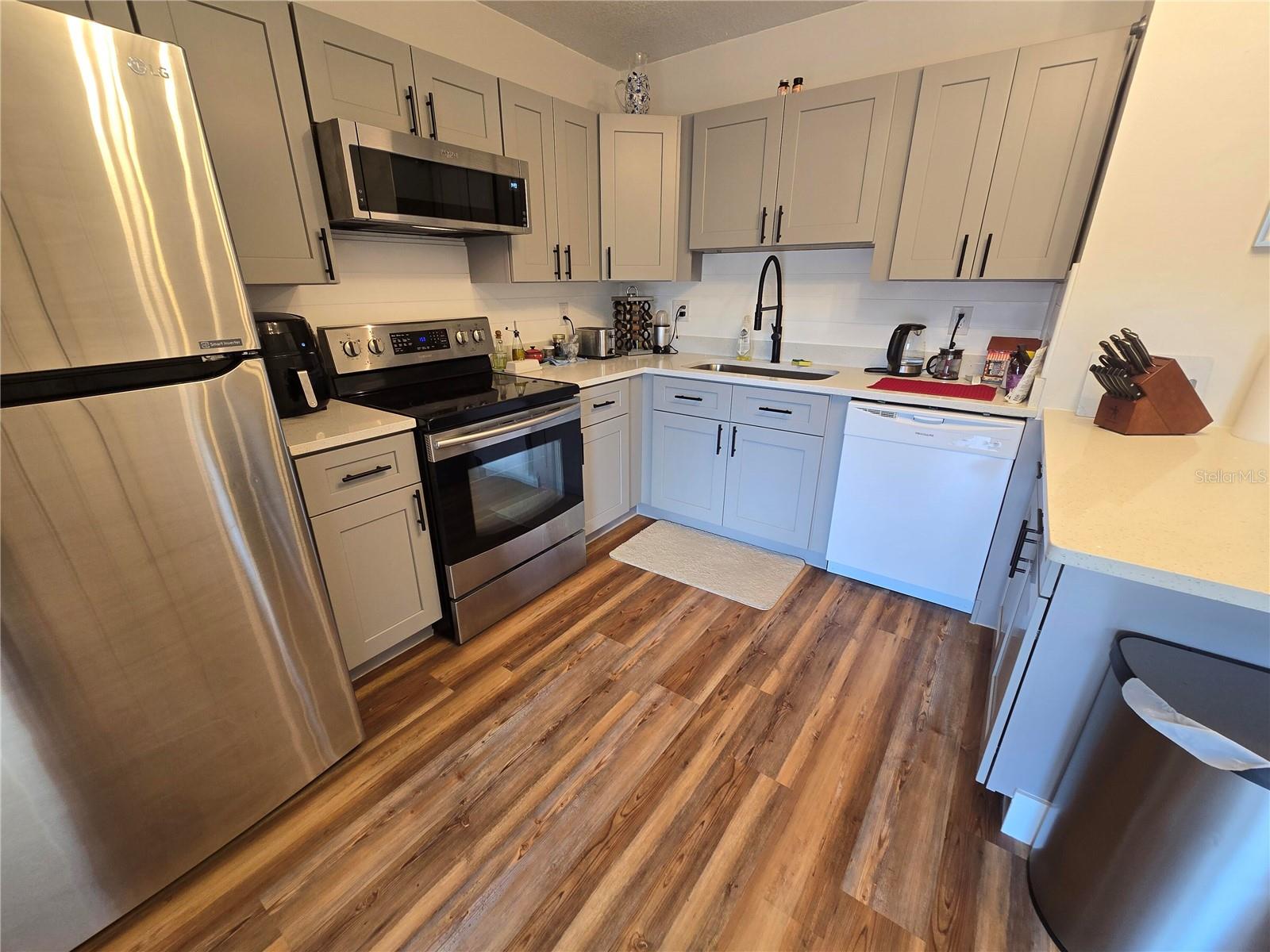 820 W 25TH ST