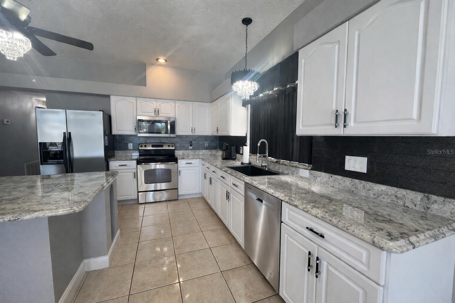7823 SHANE CT