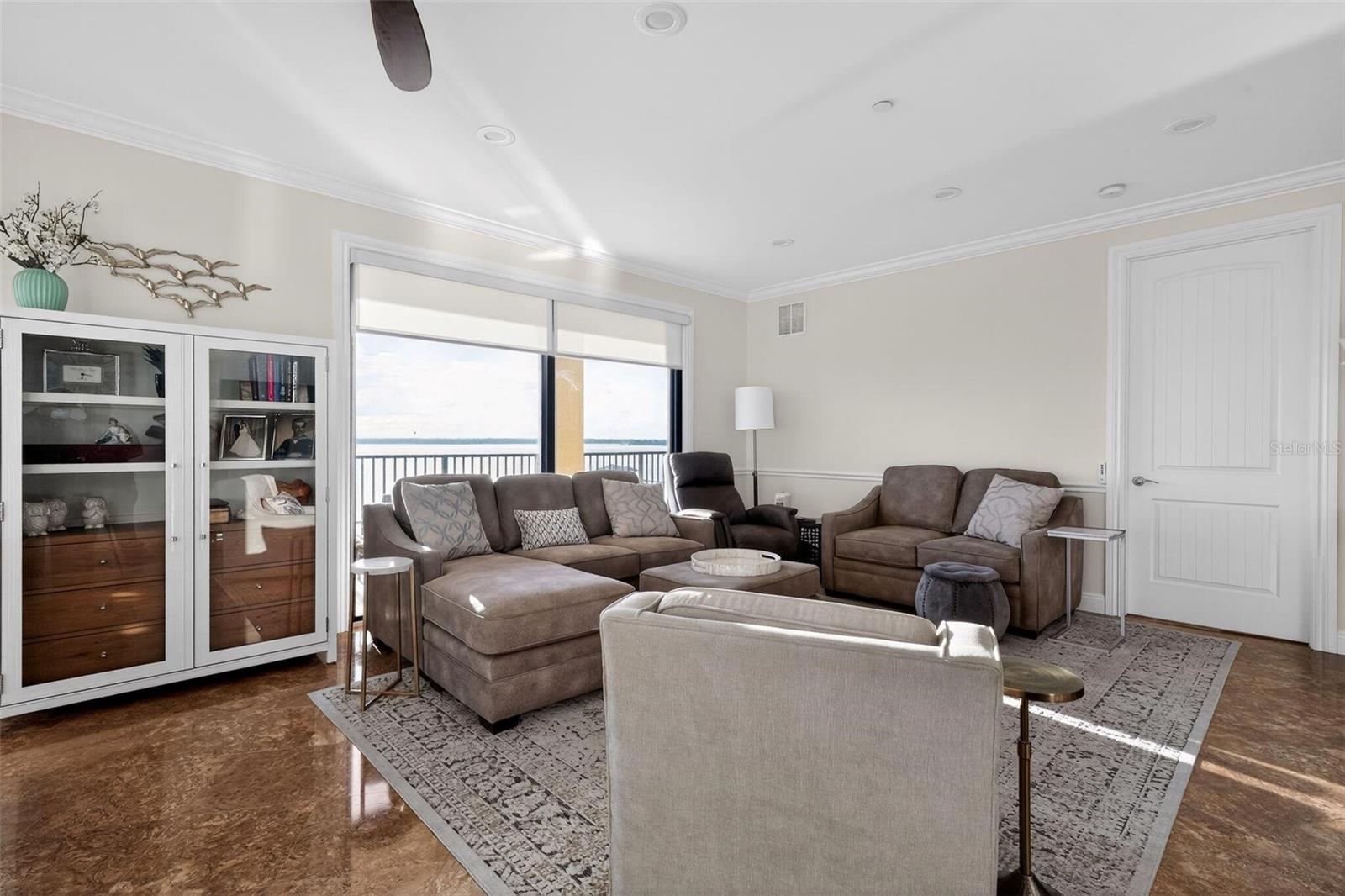 2351 LAKEVIEW DR #302