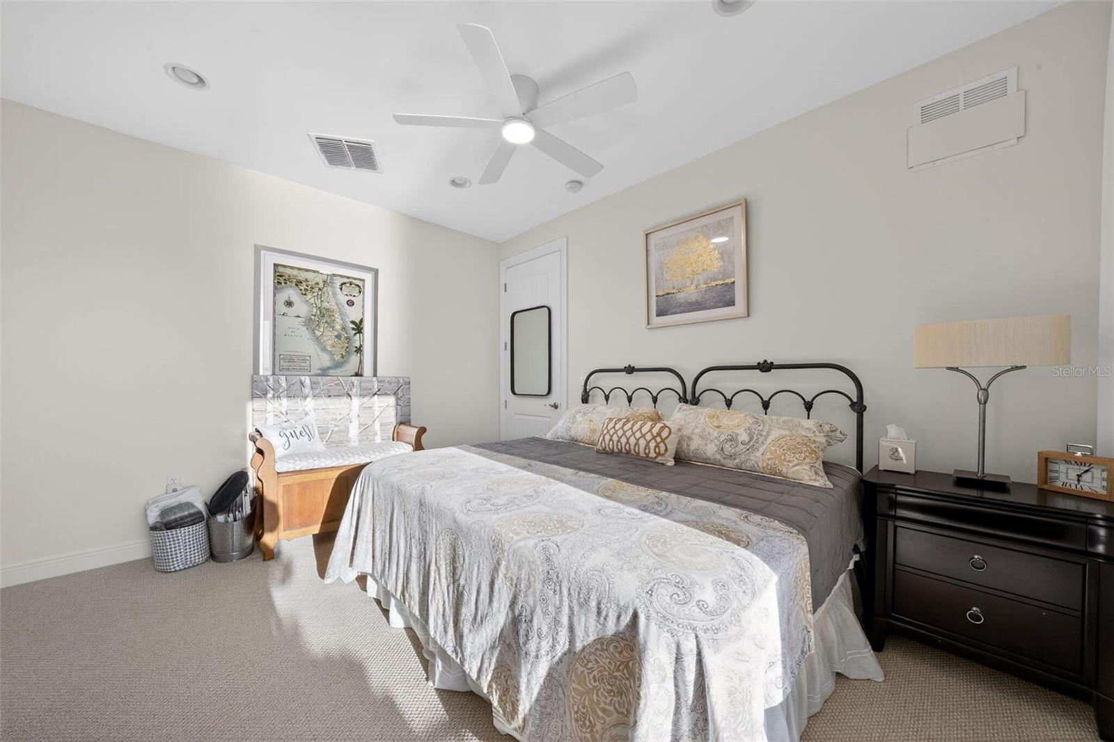 2351 LAKEVIEW DR #302