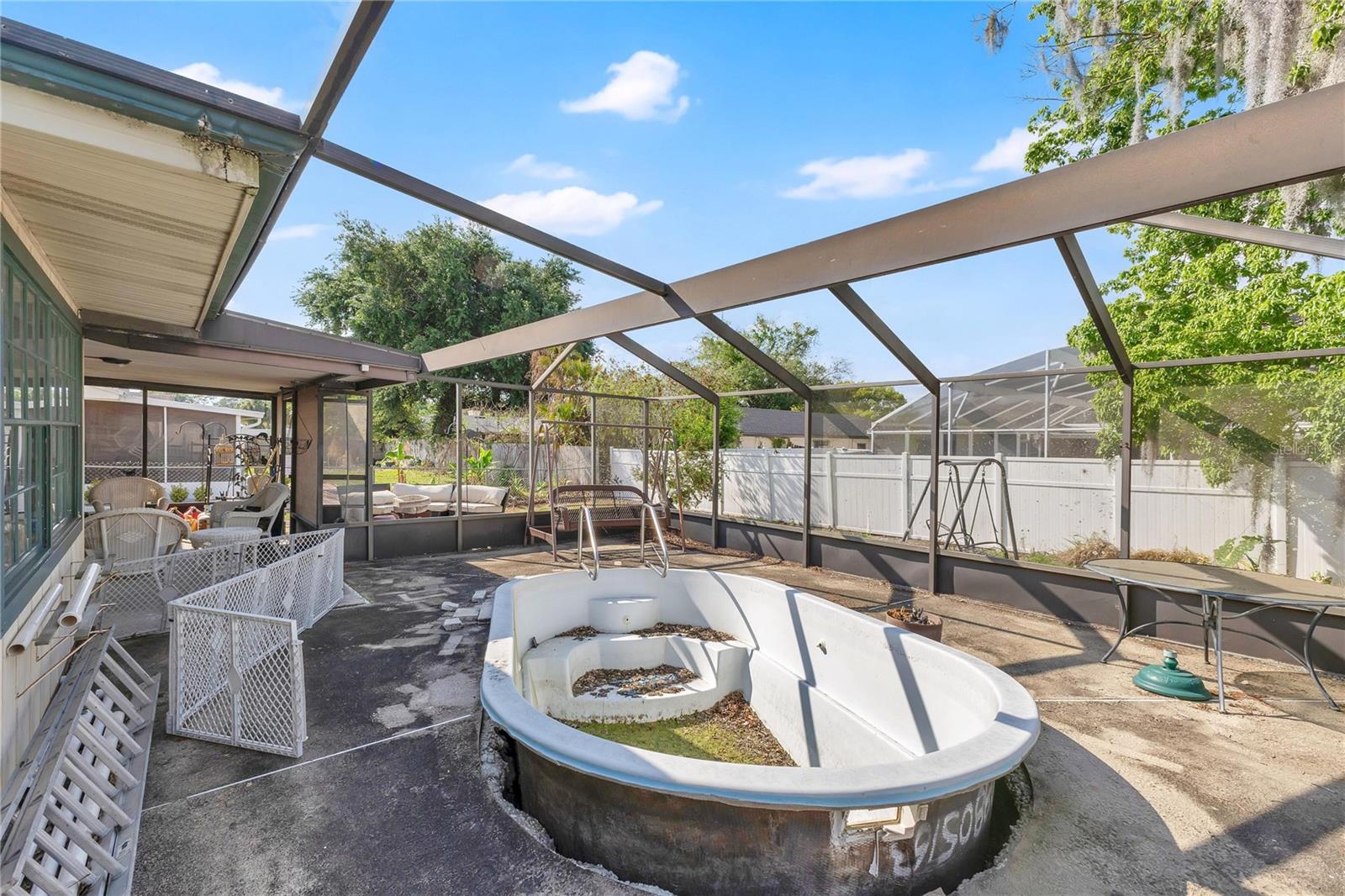 112 SANDBURG LN