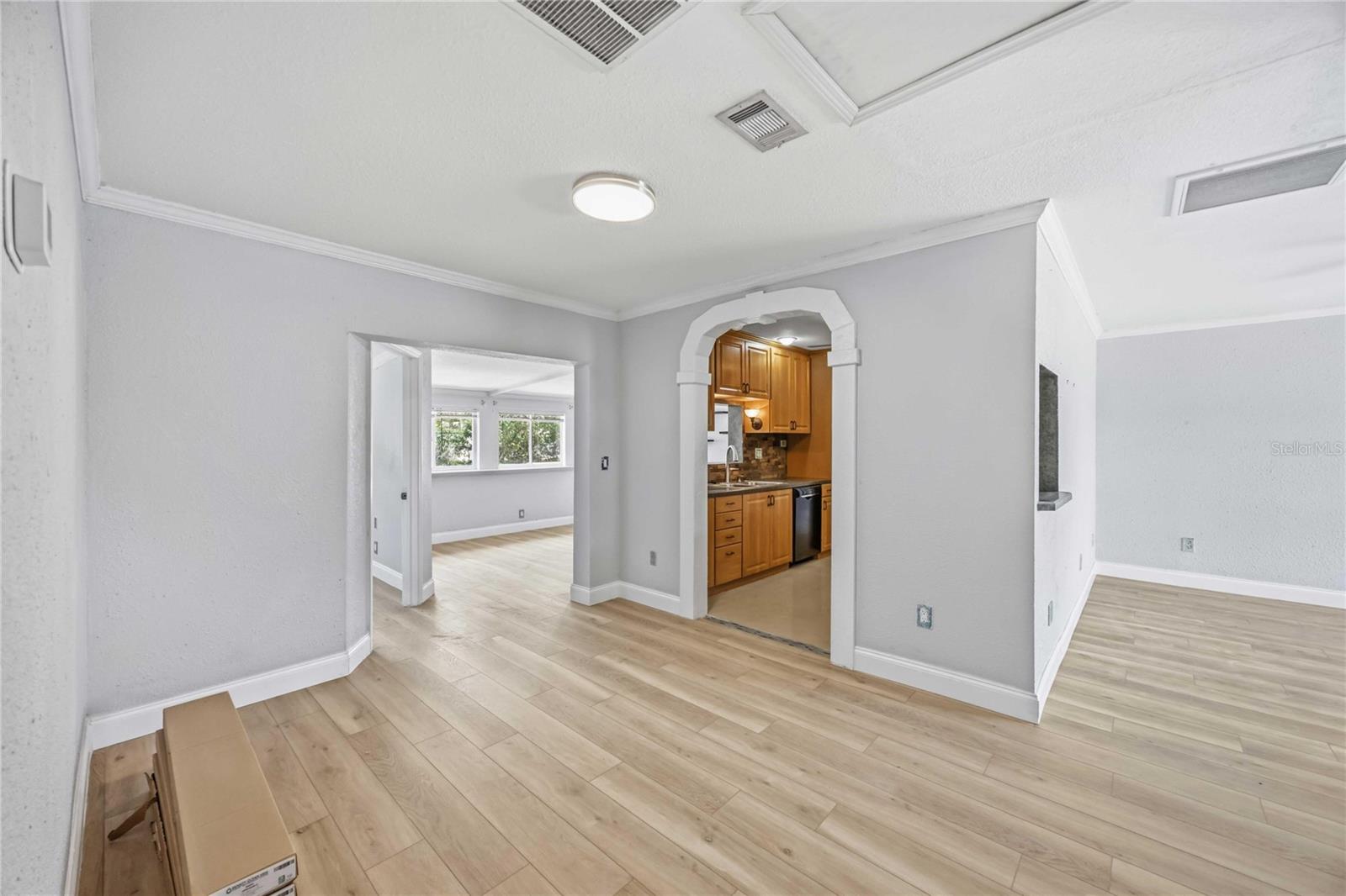 2419 ROXBURY CIR