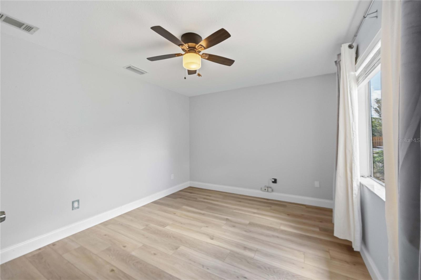 2419 ROXBURY CIR