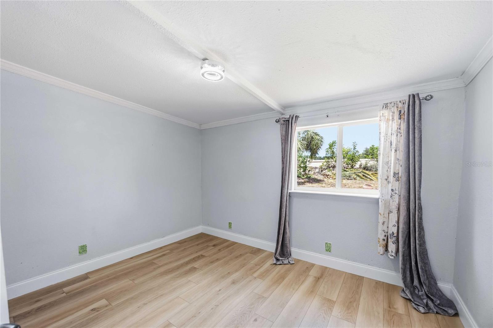 2419 ROXBURY CIR