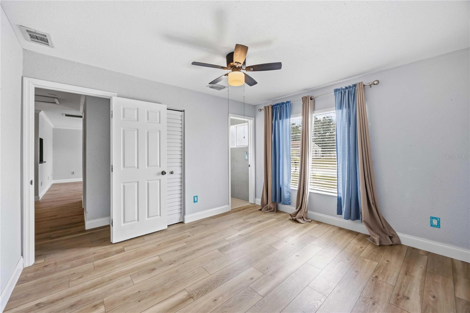 2419 ROXBURY CIR