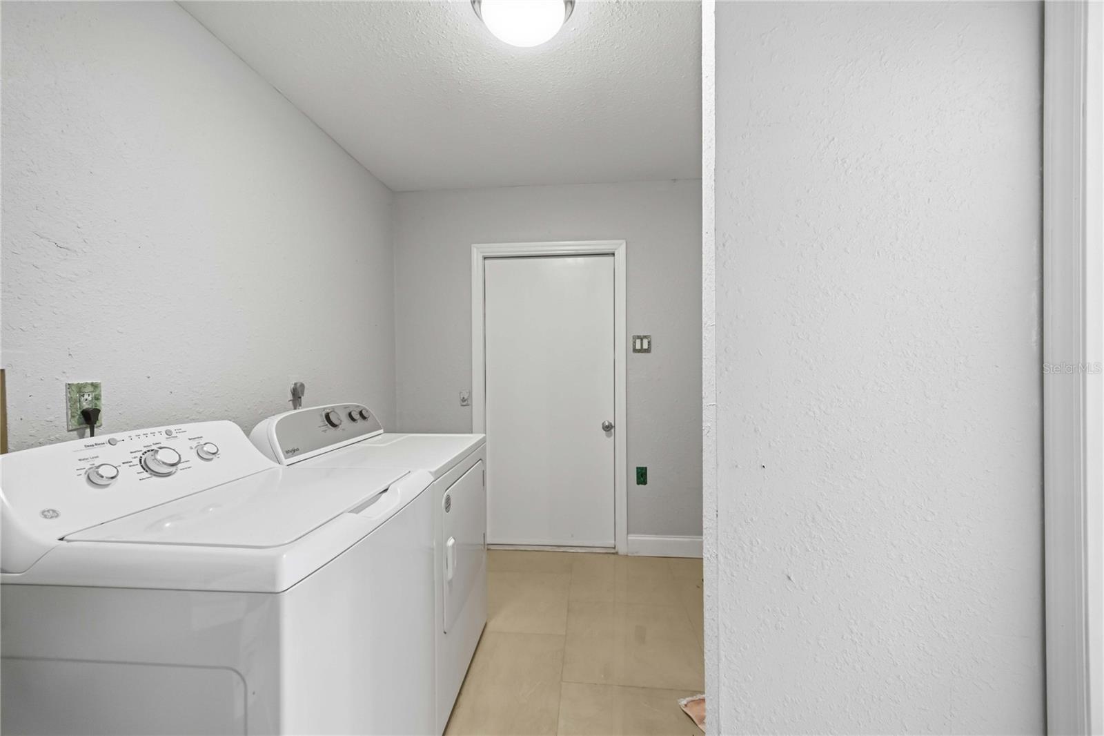 2419 ROXBURY CIR