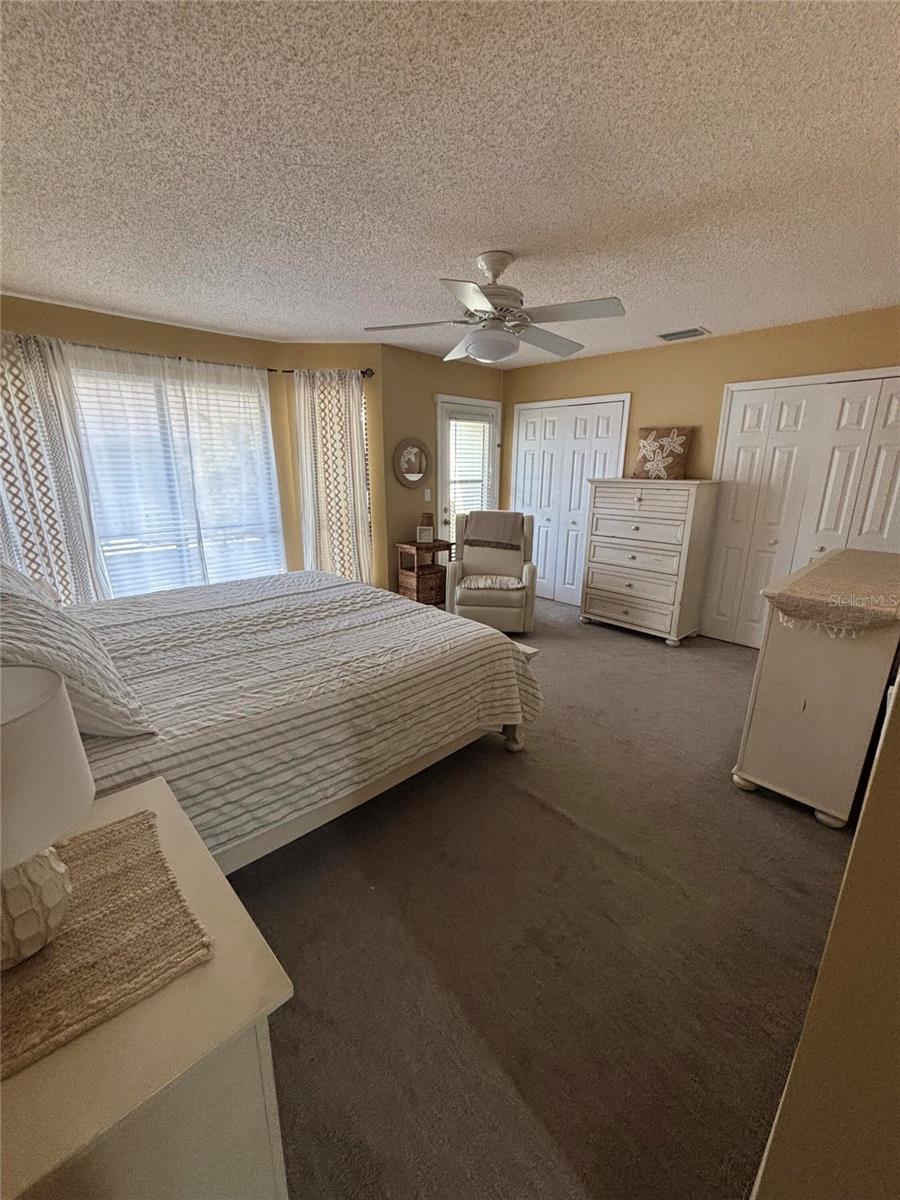 1561 LAKEVIEW DR #977