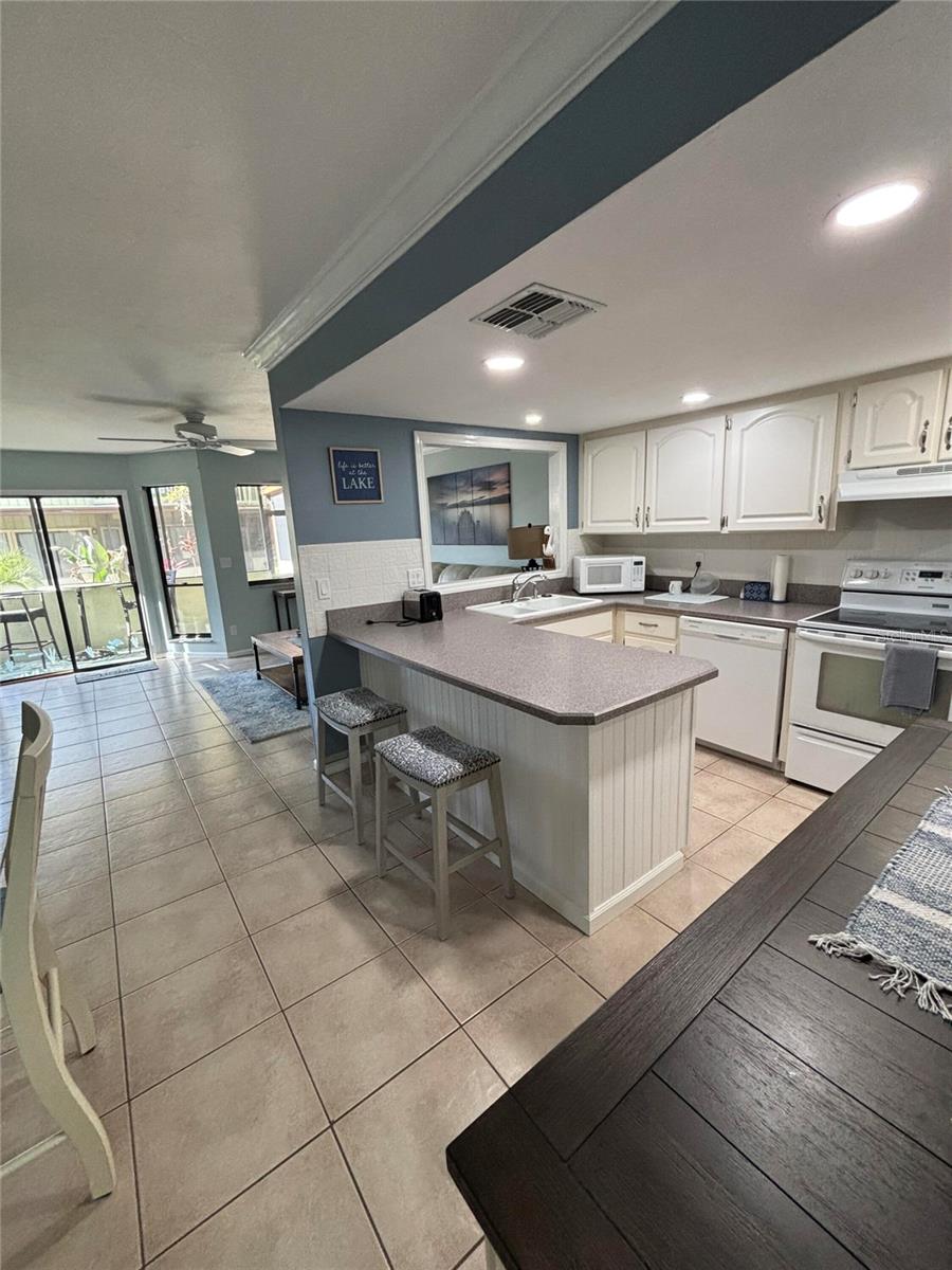 1561 LAKEVIEW DR #977