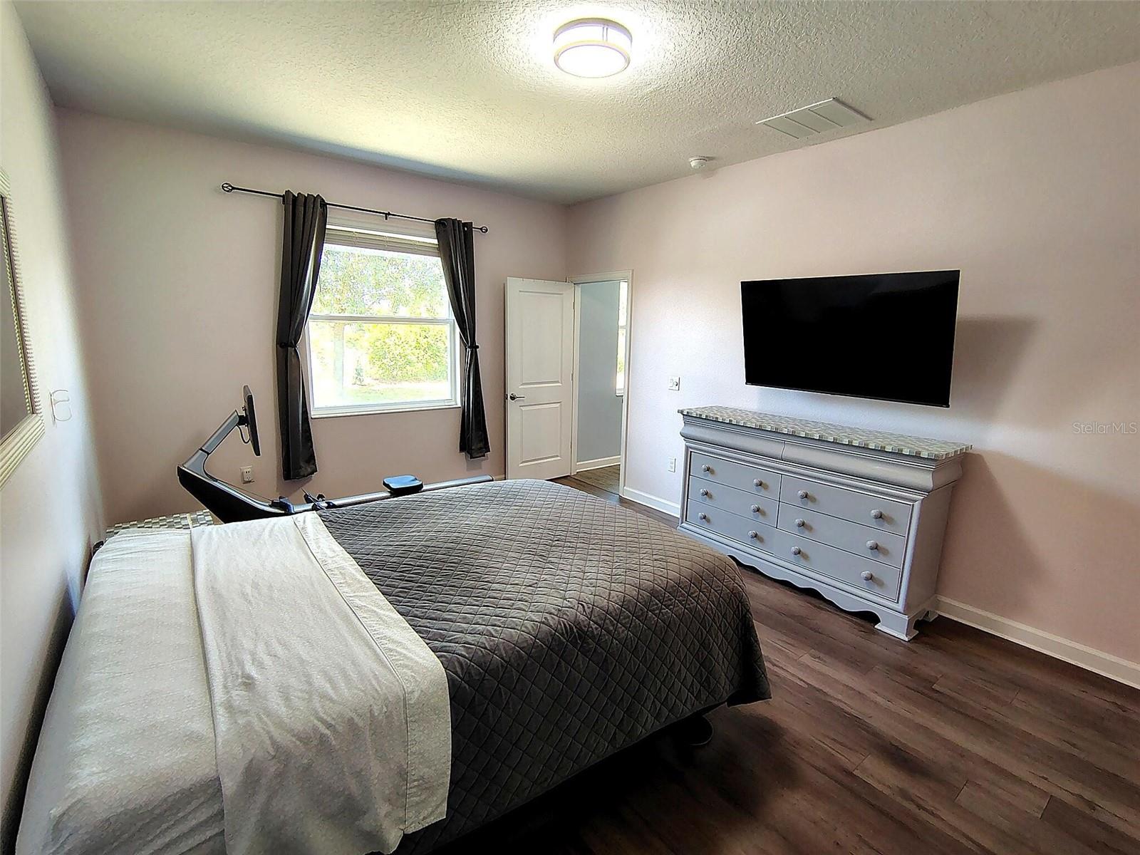 1047 OAK BLUFF DR