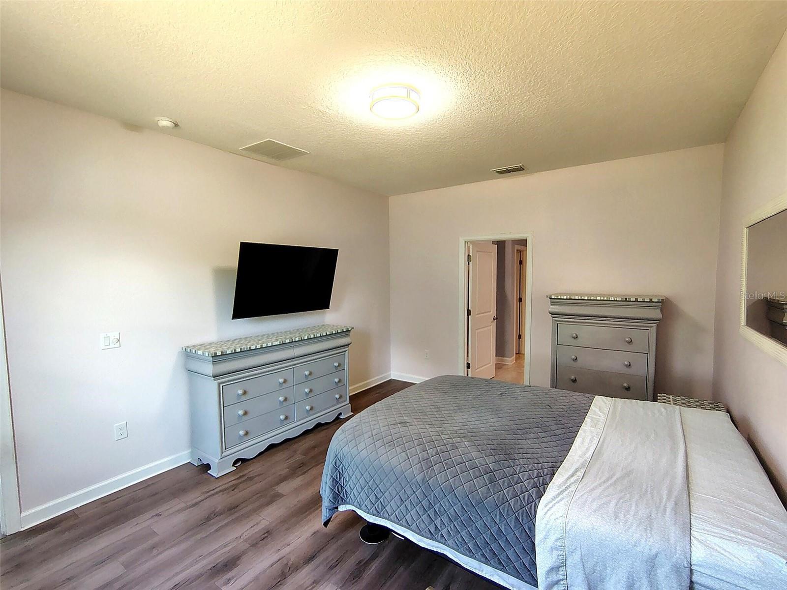 1047 OAK BLUFF DR