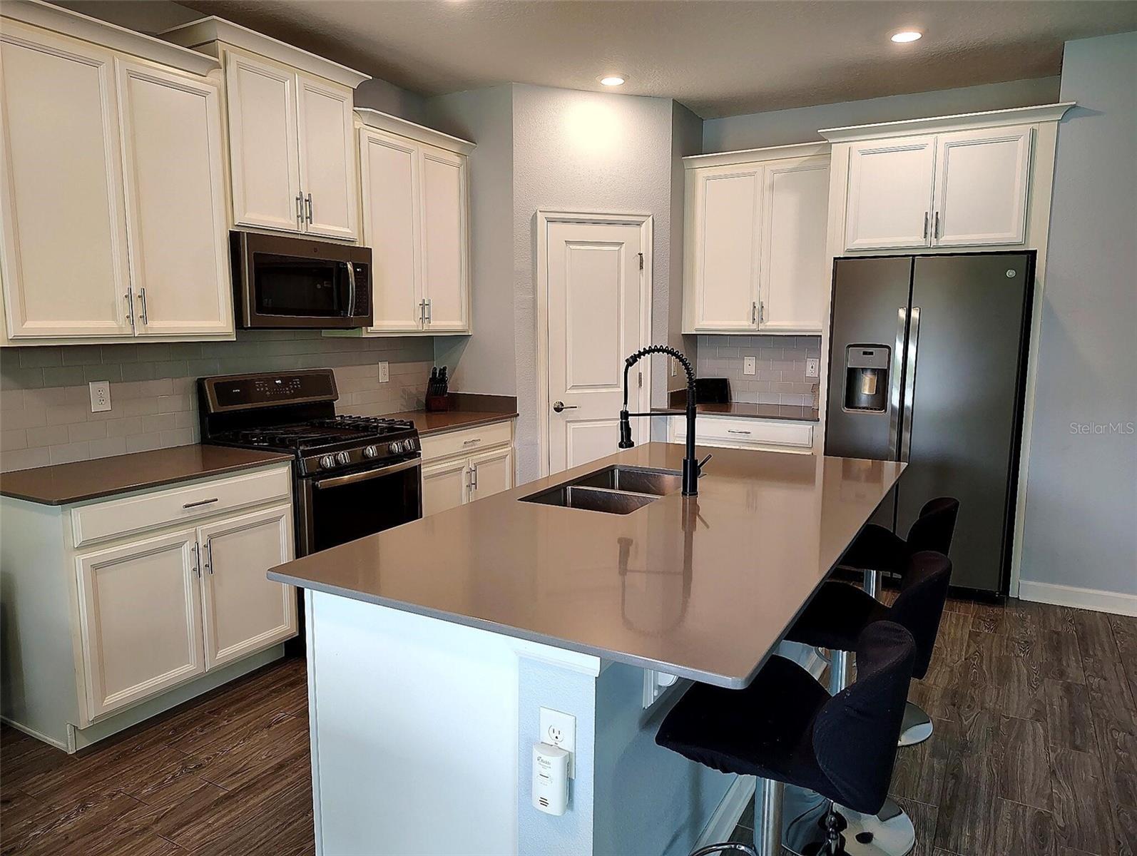 1047 OAK BLUFF DR