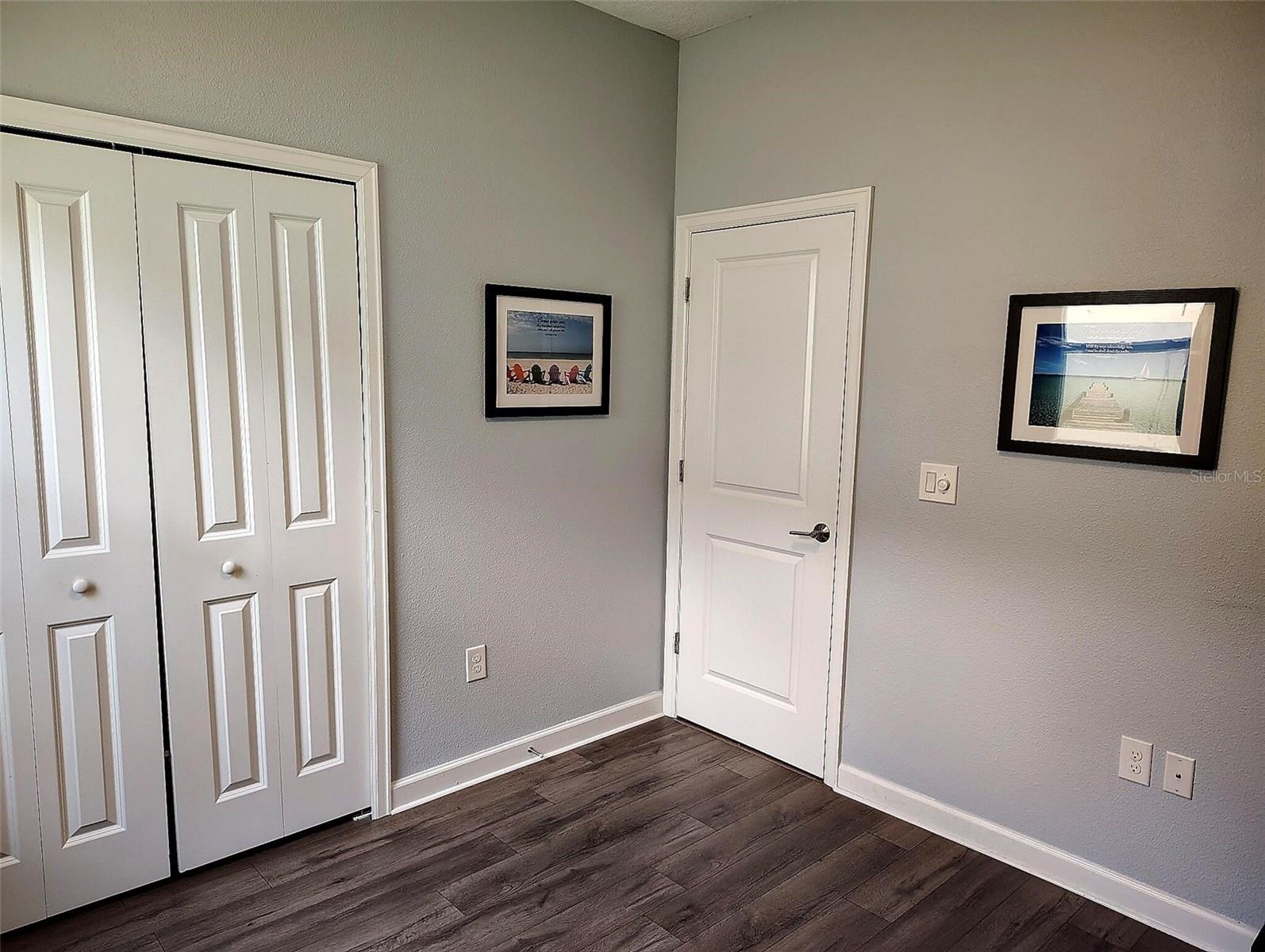 1047 OAK BLUFF DR