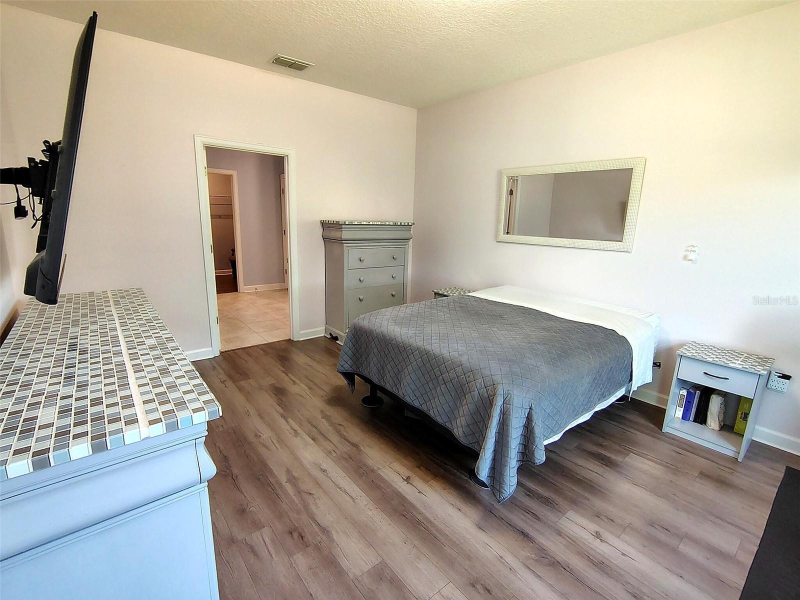 1047 OAK BLUFF DR