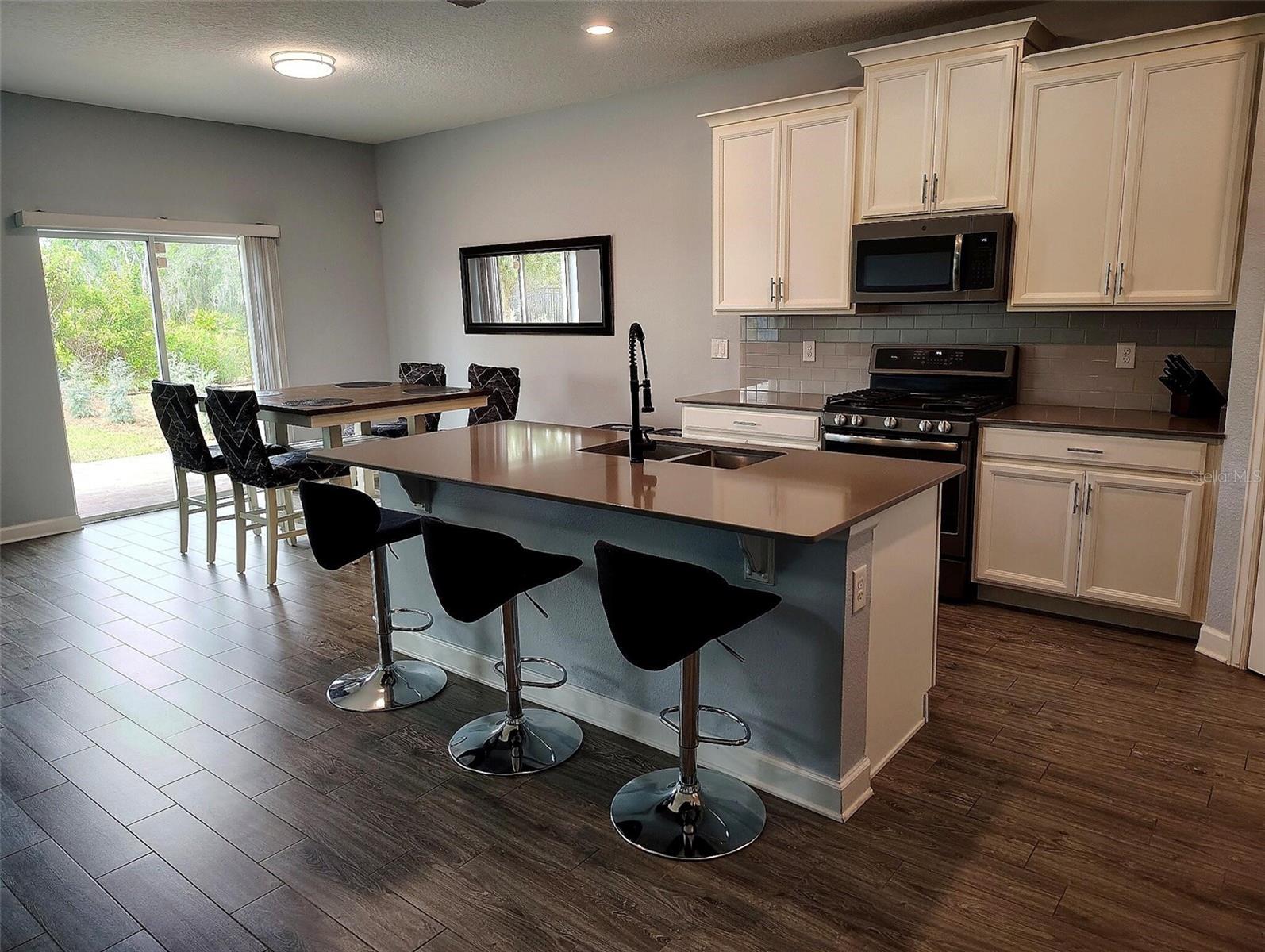 1047 OAK BLUFF DR