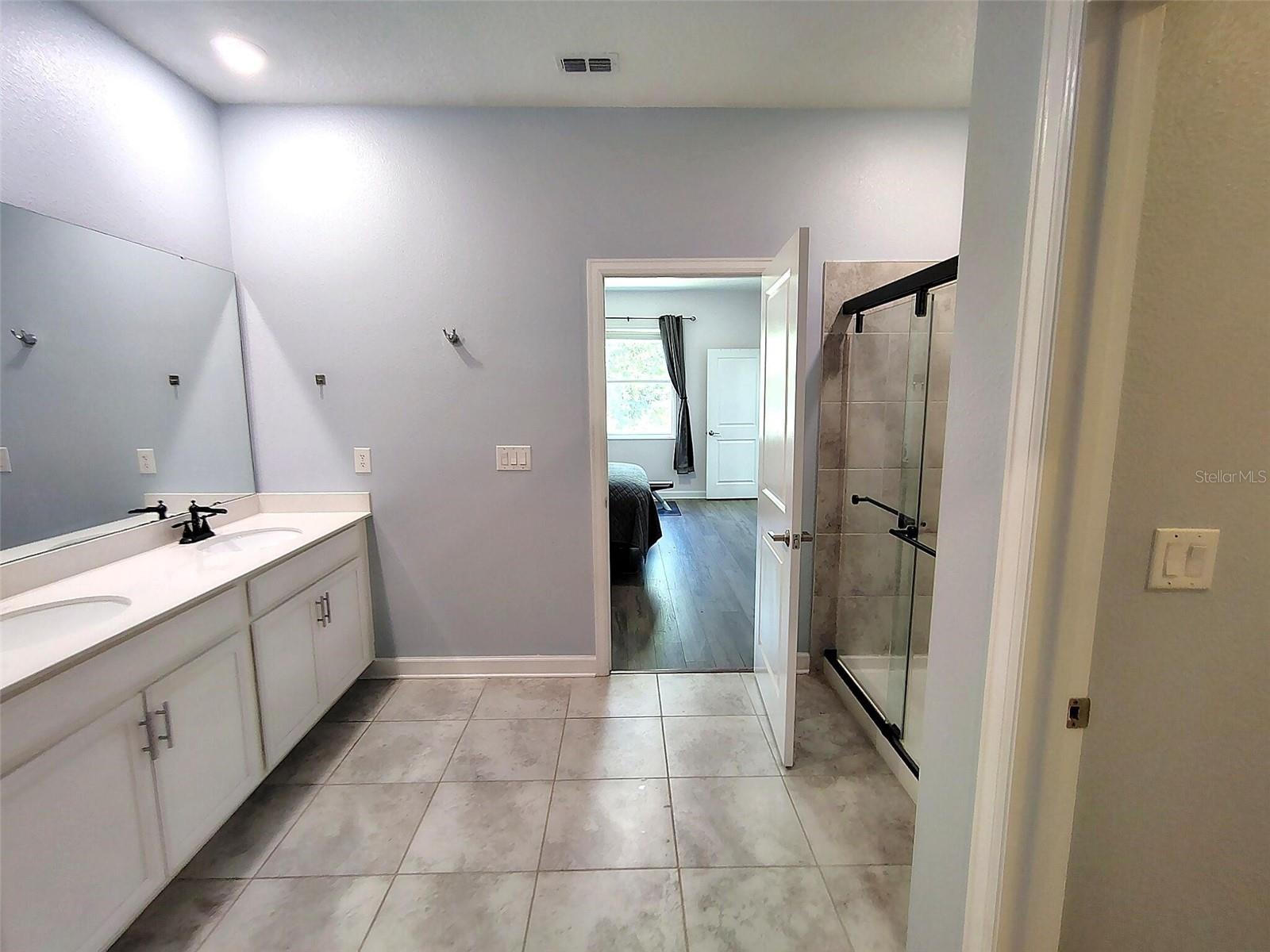 1047 OAK BLUFF DR