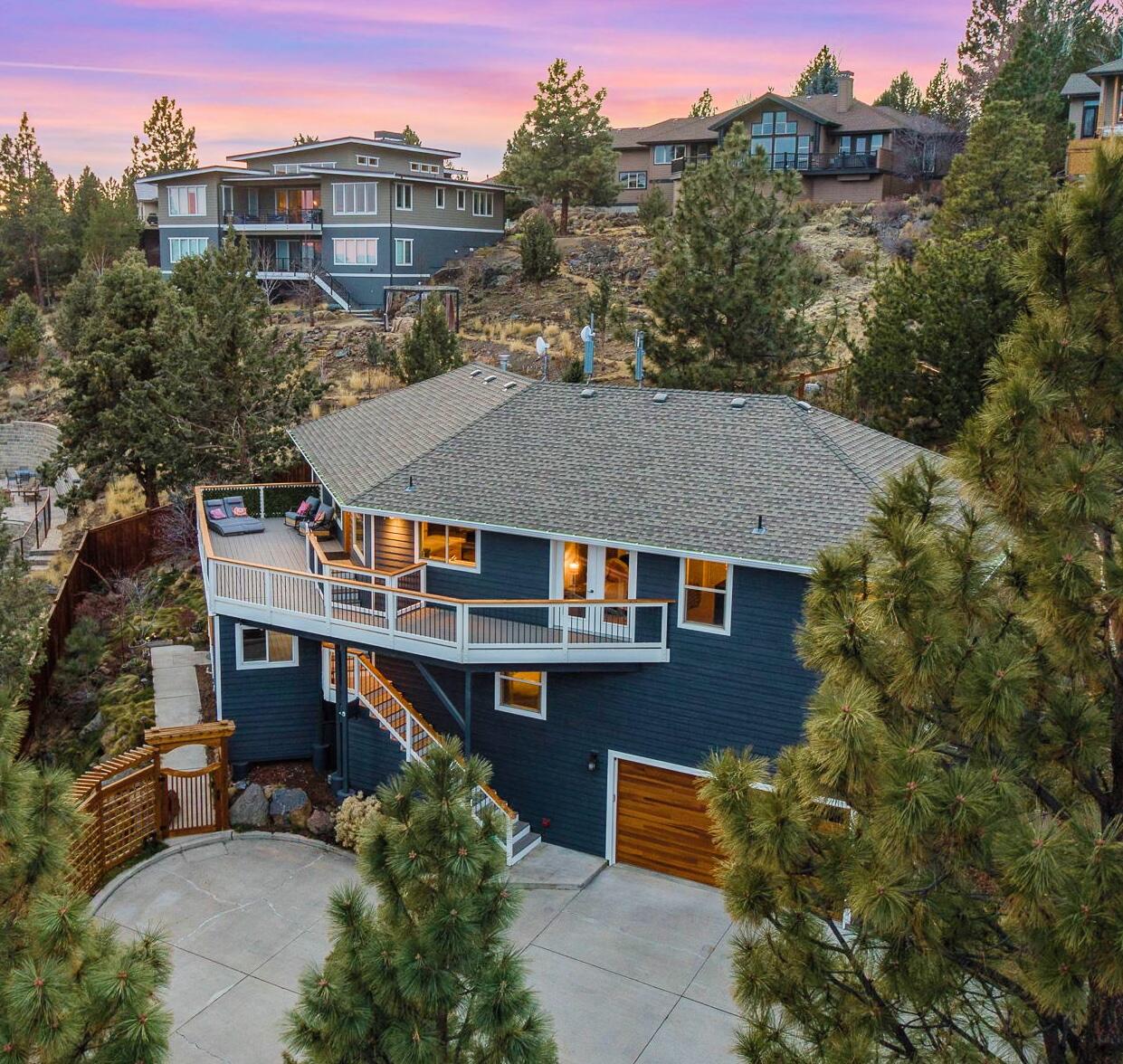 553 NW Greyhawk Avenue