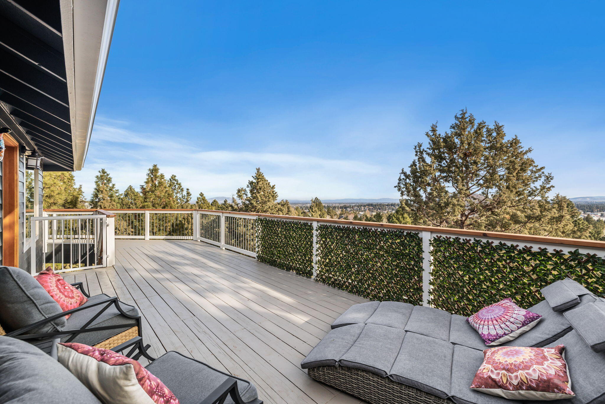 553 NW Greyhawk Avenue