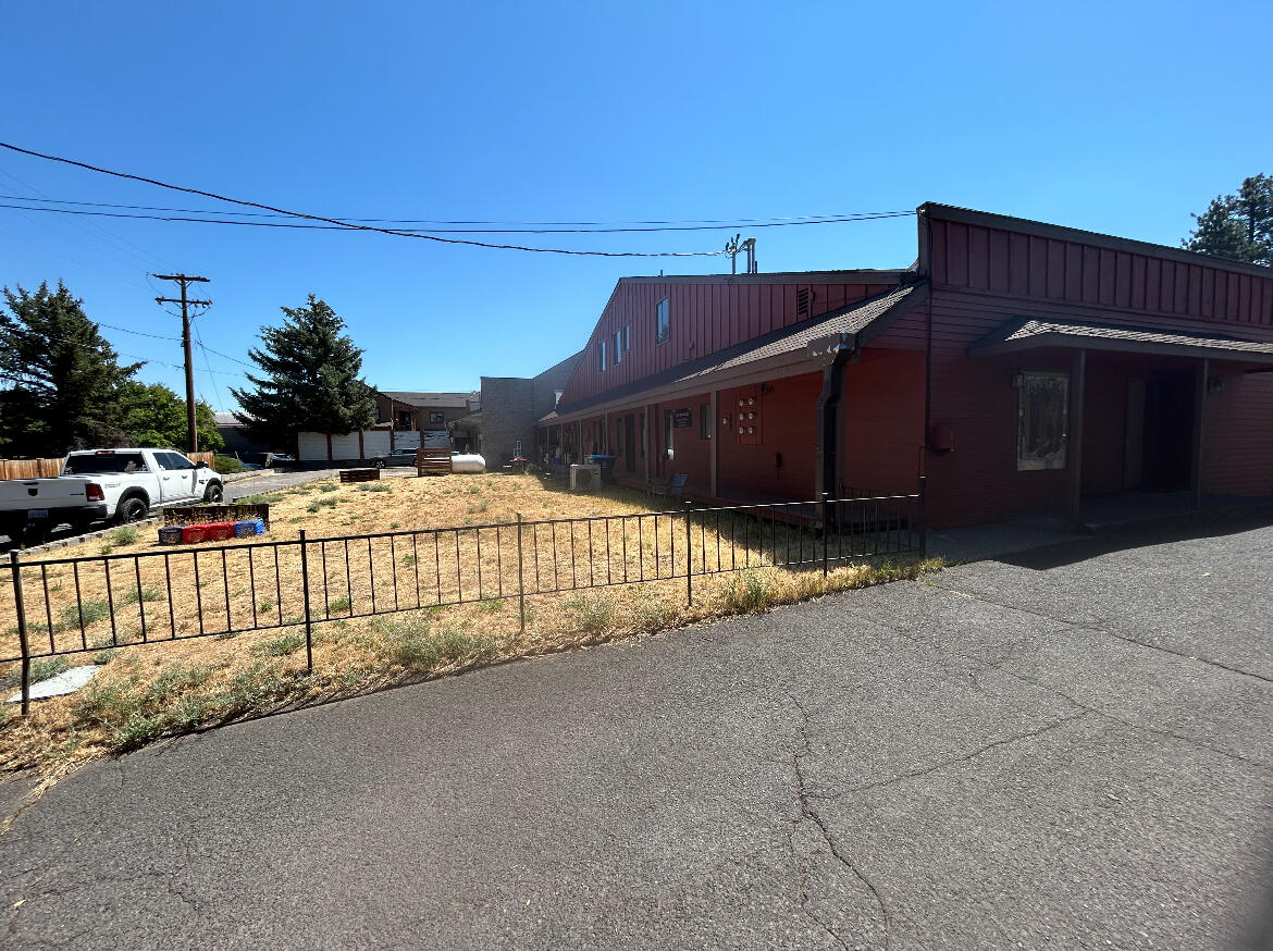 220 W Cascade Avenue