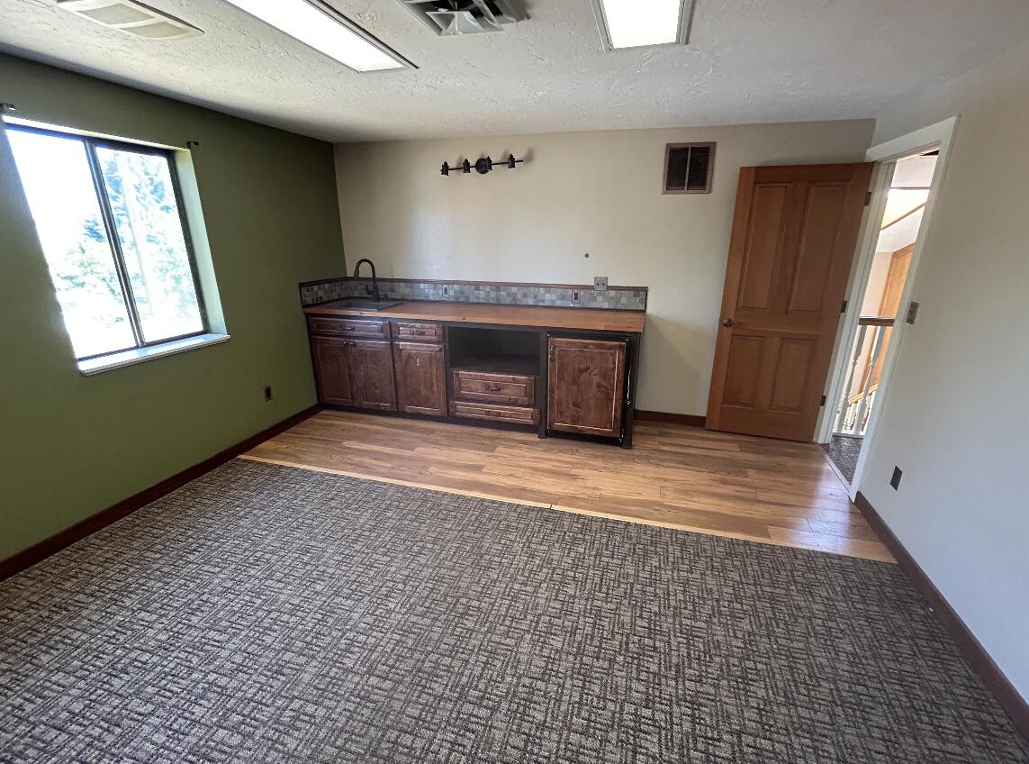 220 W Cascade Avenue