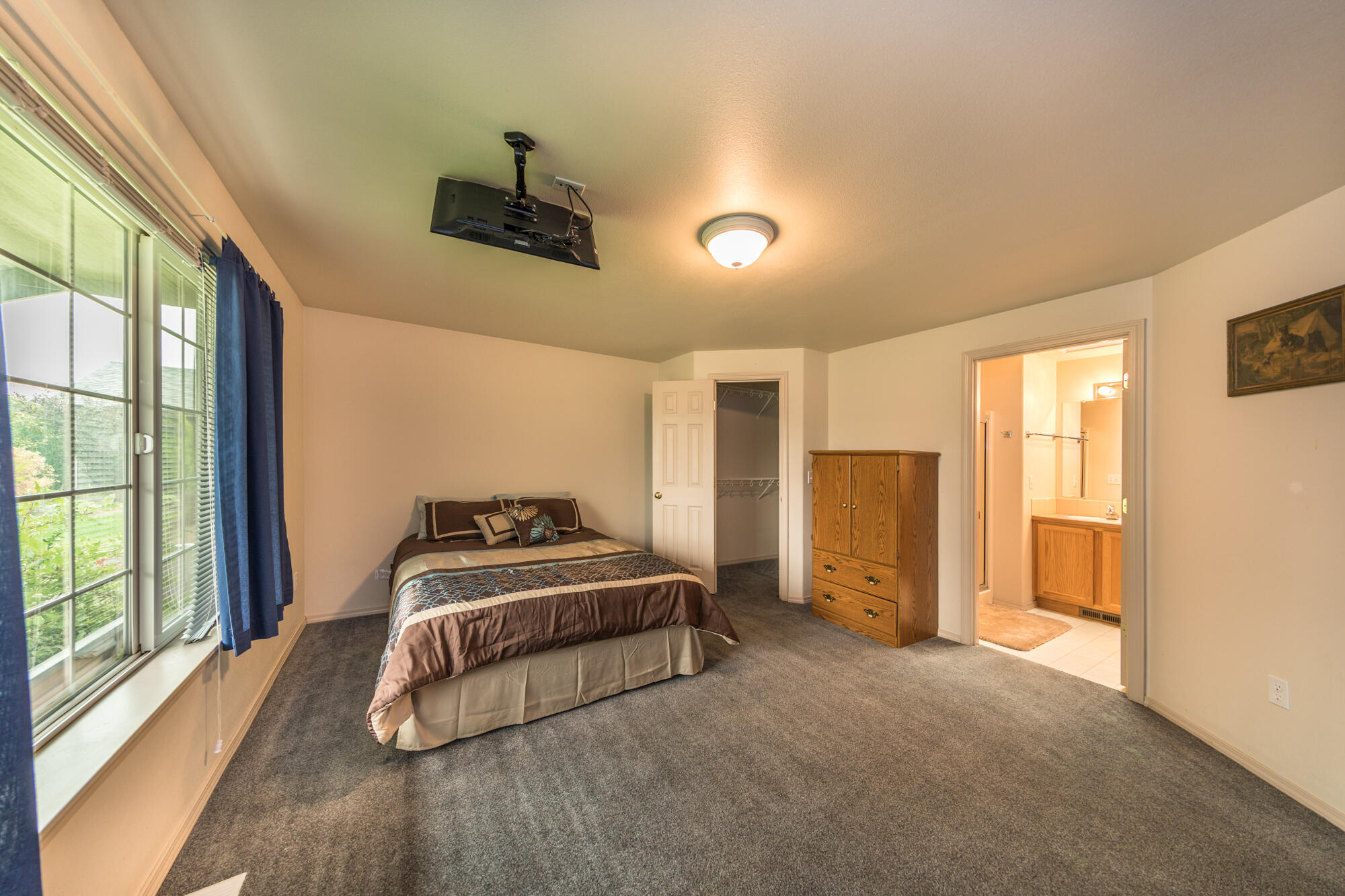 3325 NE Mendenhall Drive